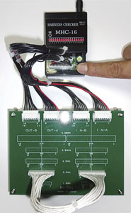 コネクタを設置（半田付け）して、検査対象のハーネスを取り付けて検査を実施します。